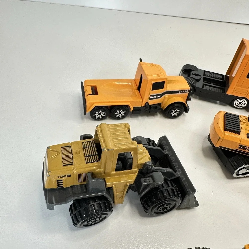 Diecast Construction Vehicle Lot of 13 Play Set Boy Toy 1 in to 2 in